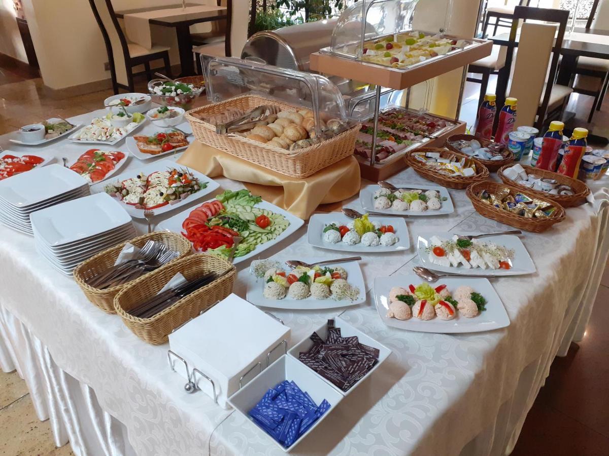 Hotel Sahara Bielsko-Biala Bagian luar foto
